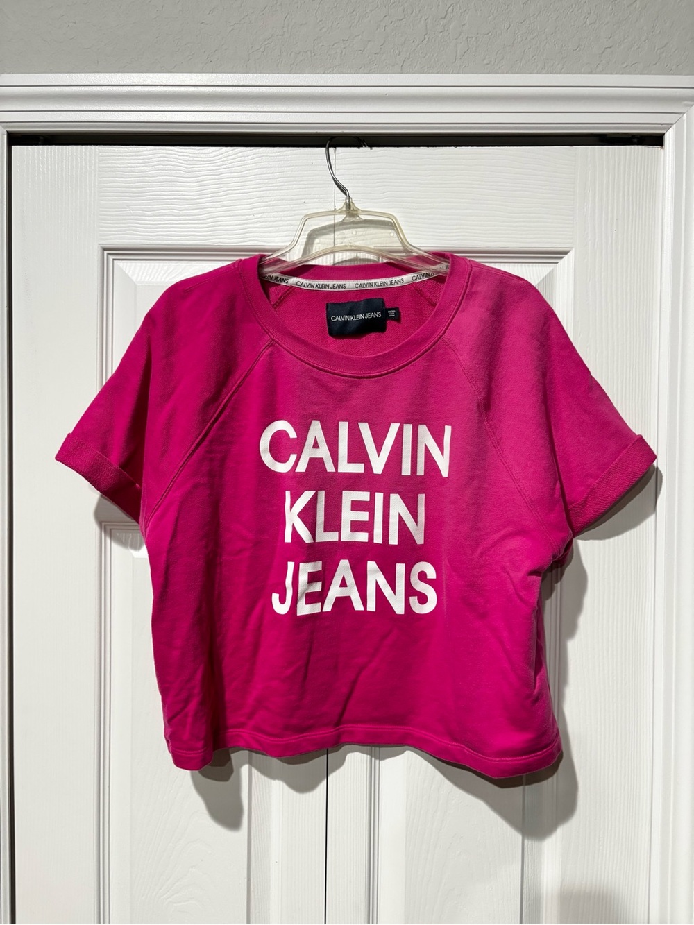 Calvin Klein Jeans Women's Bright Fuchsia Logo Crop Sweatshirt